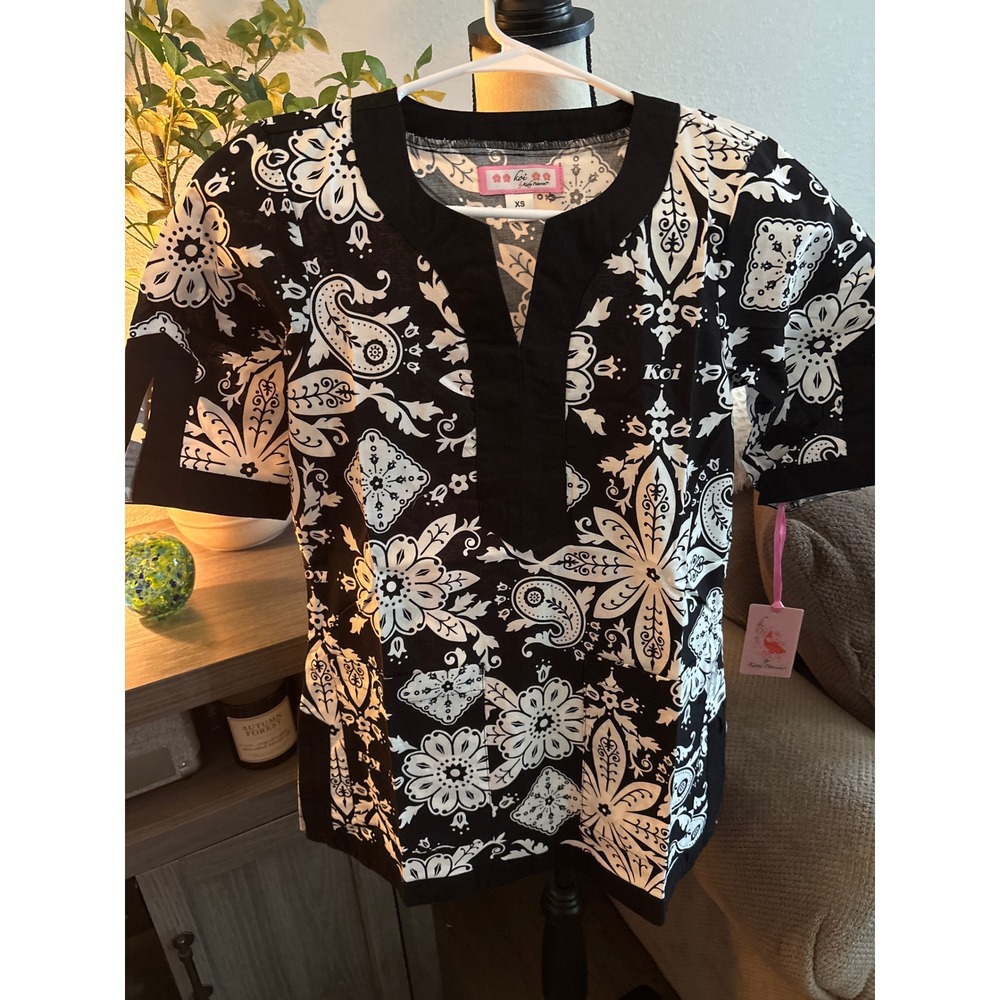 Koi NWT‎ xs black white scrub top